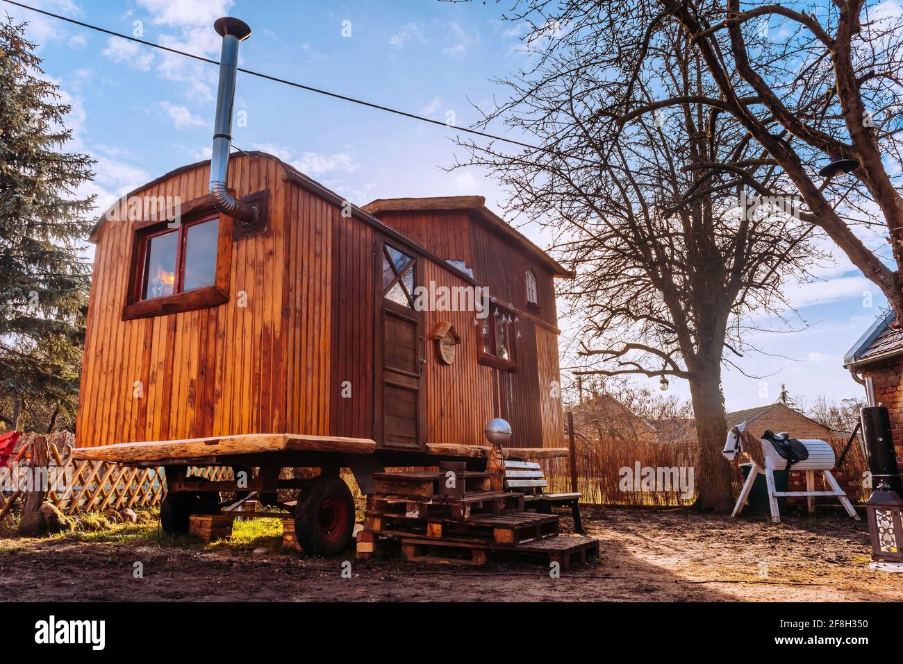 Winziges Haus in der Sonne, niedliches kleines Häuschen, winziges Haus auf Rädern Stockfoto
