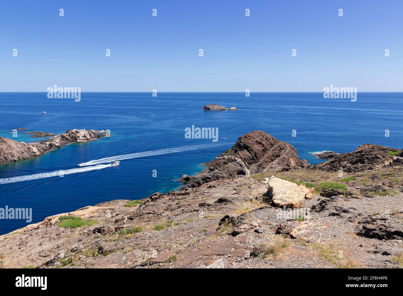 Bootstouristen an der costa brava an einem sonnigen Sommer Tag Stockfoto