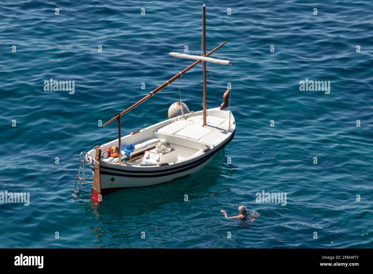 Bootstouristen an der costa brava an einem sonnigen Sommer Tag Stockfoto