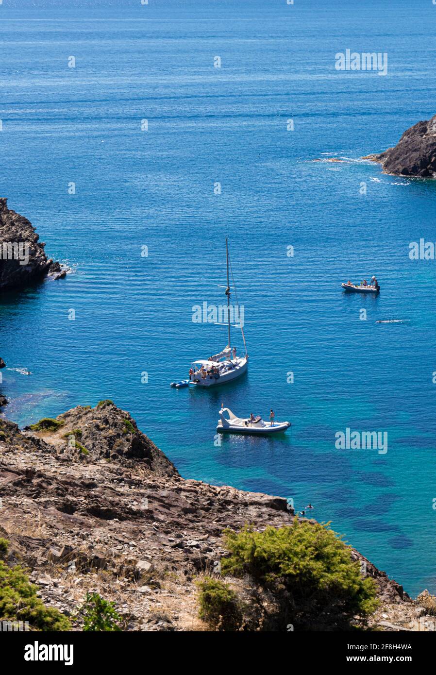 Bootstouristen an der costa brava an einem sonnigen Sommer Tag Stockfoto