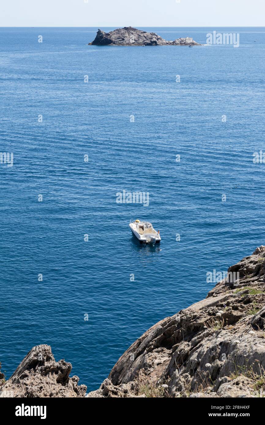 Bootstouristen an der costa brava an einem sonnigen Sommer Tag Stockfoto