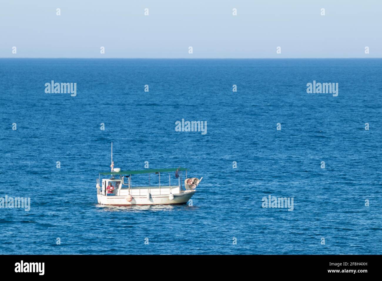 Bootstouristen an der costa brava an einem sonnigen Sommer Tag Stockfoto