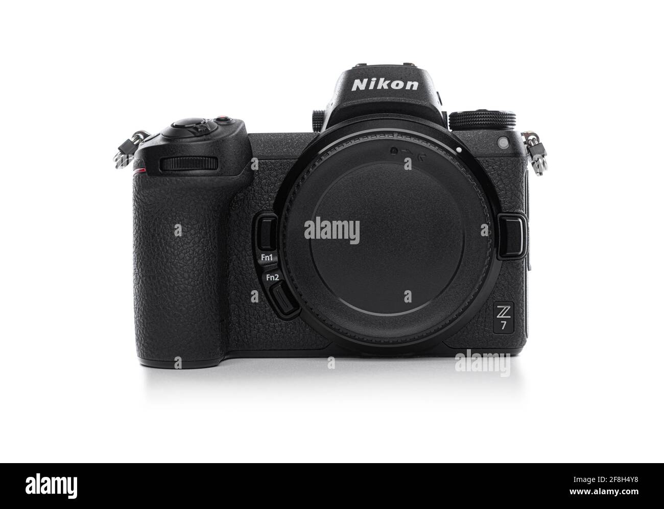 Nikon Z7 erste spiegellose Kamera ohne Objektiv der Firma Nikon auf weißem Hintergrund. Stockfoto