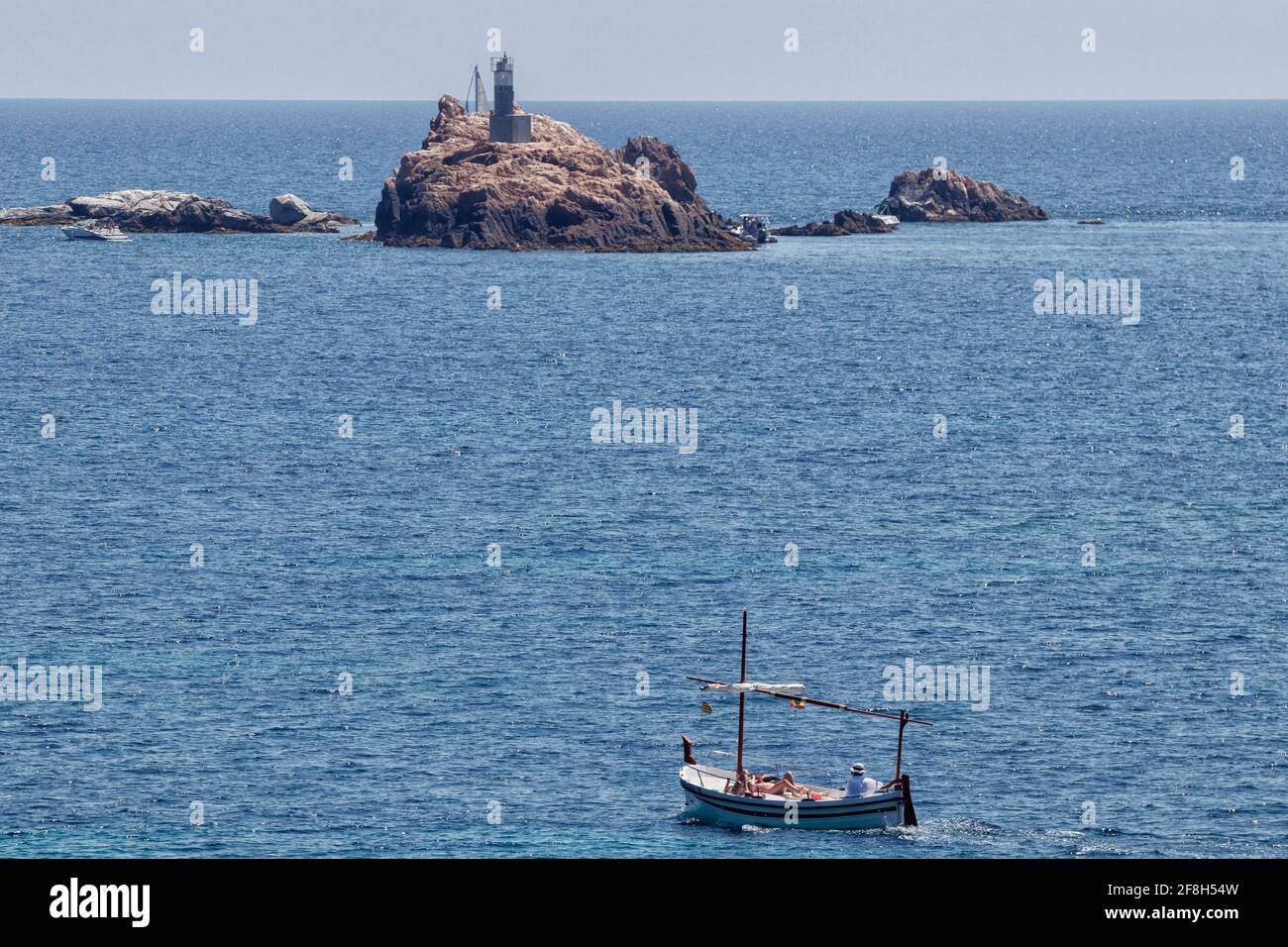 Bootstouristen an der costa brava an einem sonnigen Sommer Tag Stockfoto