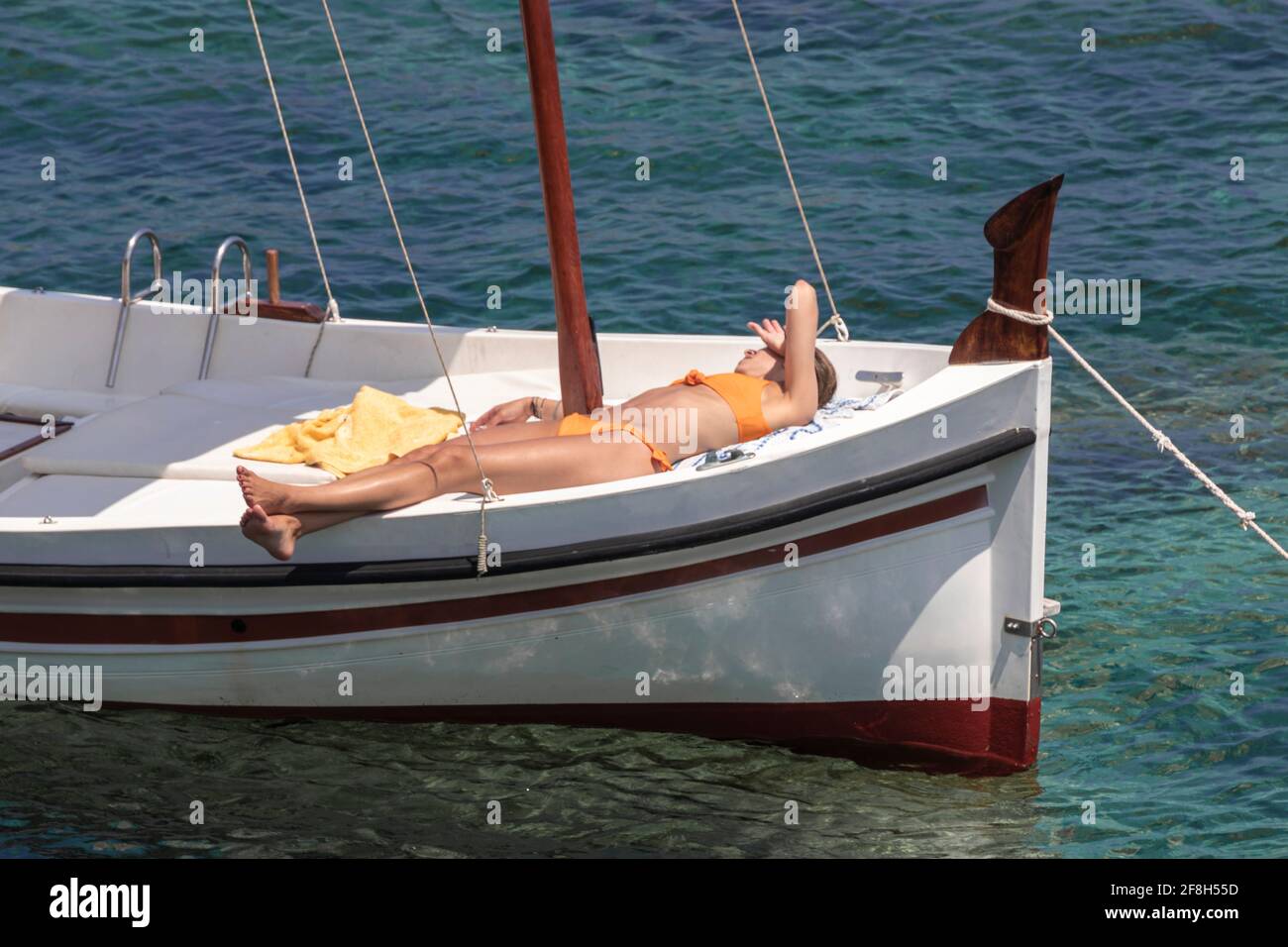 Bootstouristen an der costa brava an einem sonnigen Sommer Tag Stockfoto
