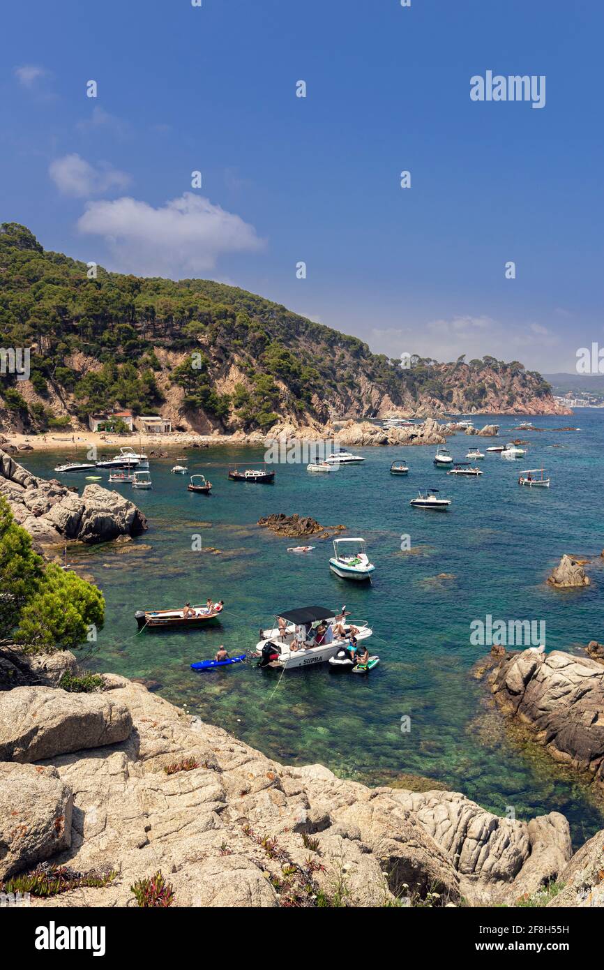 Bootstouristen an der costa brava an einem sonnigen Sommer Tag Stockfoto