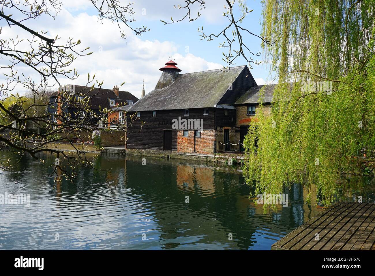Alte Mälzereien am Fluss Lea bei Hertford Stockfoto