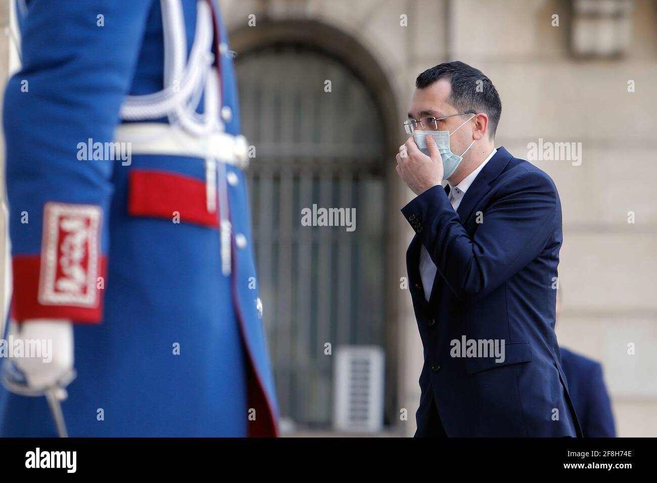 Bukarest. März 2021. Das am 23. März 2021 aufgenommene Foto zeigt Vlad Voiculescu in Bukarest, Rumänien. Der rumänische Premierminister Florin Citu hat am Mittwoch, zwei Tage nach dem Tod von drei COVID-19-Patienten aufgrund eines Sauerstoffmangels auf einer mobilen Intensivstation in Bukarest, den Gesundheitsminister Vlad Voiculescu entlassen. Voiculescu wurde der dritte Gesundheitsminister, der seit dem Ausbruch der COVID-19 in Rumänien Ende Februar letzten Jahres entlassen wurde. Quelle: Cristian Cristel/Xinhua/Alamy Live News Stockfoto