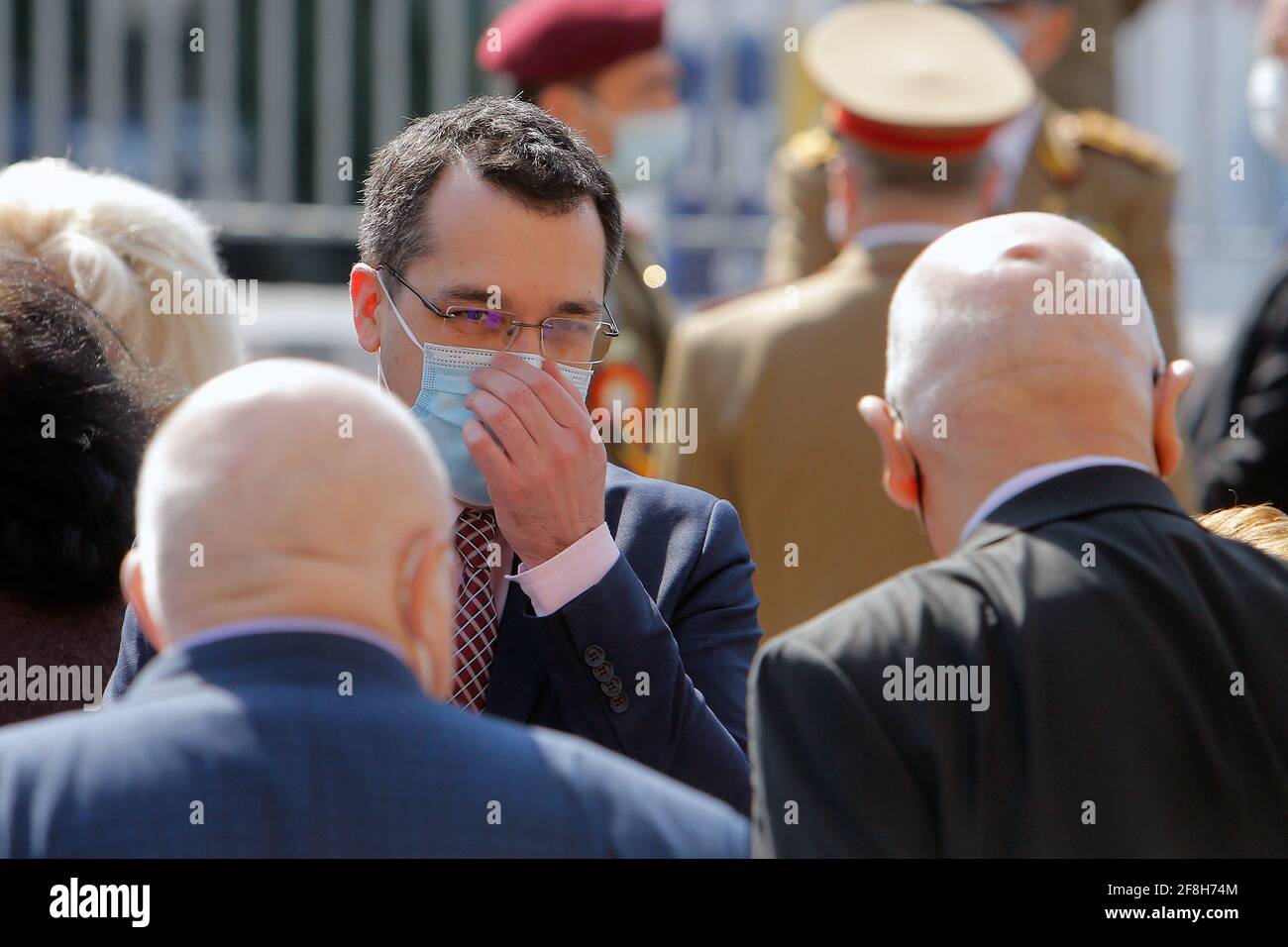 Bukarest. April 2021. Das am 1. April 2021 aufgenommene Foto zeigt Vlad Voiculescu in Bukarest, Rumänien. Der rumänische Premierminister Florin Citu hat am Mittwoch, zwei Tage nach dem Tod von drei COVID-19-Patienten aufgrund eines Sauerstoffmangels auf einer mobilen Intensivstation in Bukarest, den Gesundheitsminister Vlad Voiculescu entlassen. Voiculescu wurde der dritte Gesundheitsminister, der seit dem Ausbruch der COVID-19 in Rumänien Ende Februar letzten Jahres entlassen wurde. Quelle: Cristian Cristel/Xinhua/Alamy Live News Stockfoto