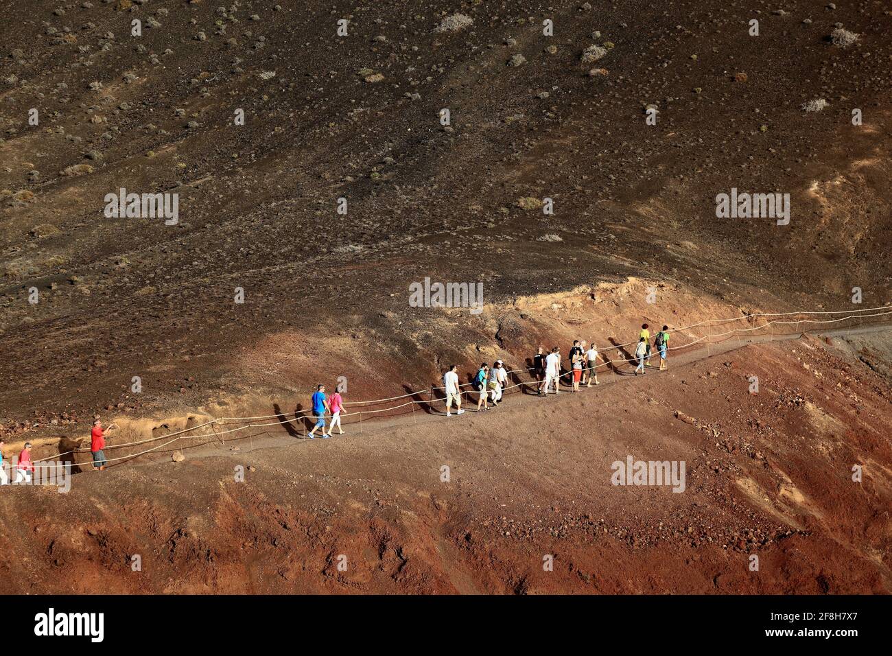 Fußweg über die erloschenen Vulkankrater Lagune von El Golfo, im Südwesten von Lanzarote, Kanarische Inseln, Kanaren, Spanien Stockfoto