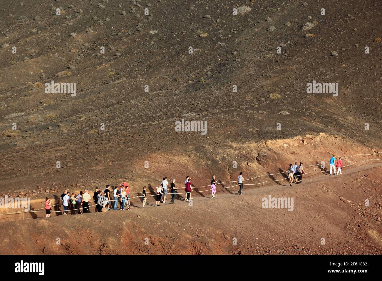 Fußweg über die erloschenen Vulkankrater Lagune von El Golfo, im Südwesten von Lanzarote, Kanarische Inseln, Kanaren, Spanien Stockfoto