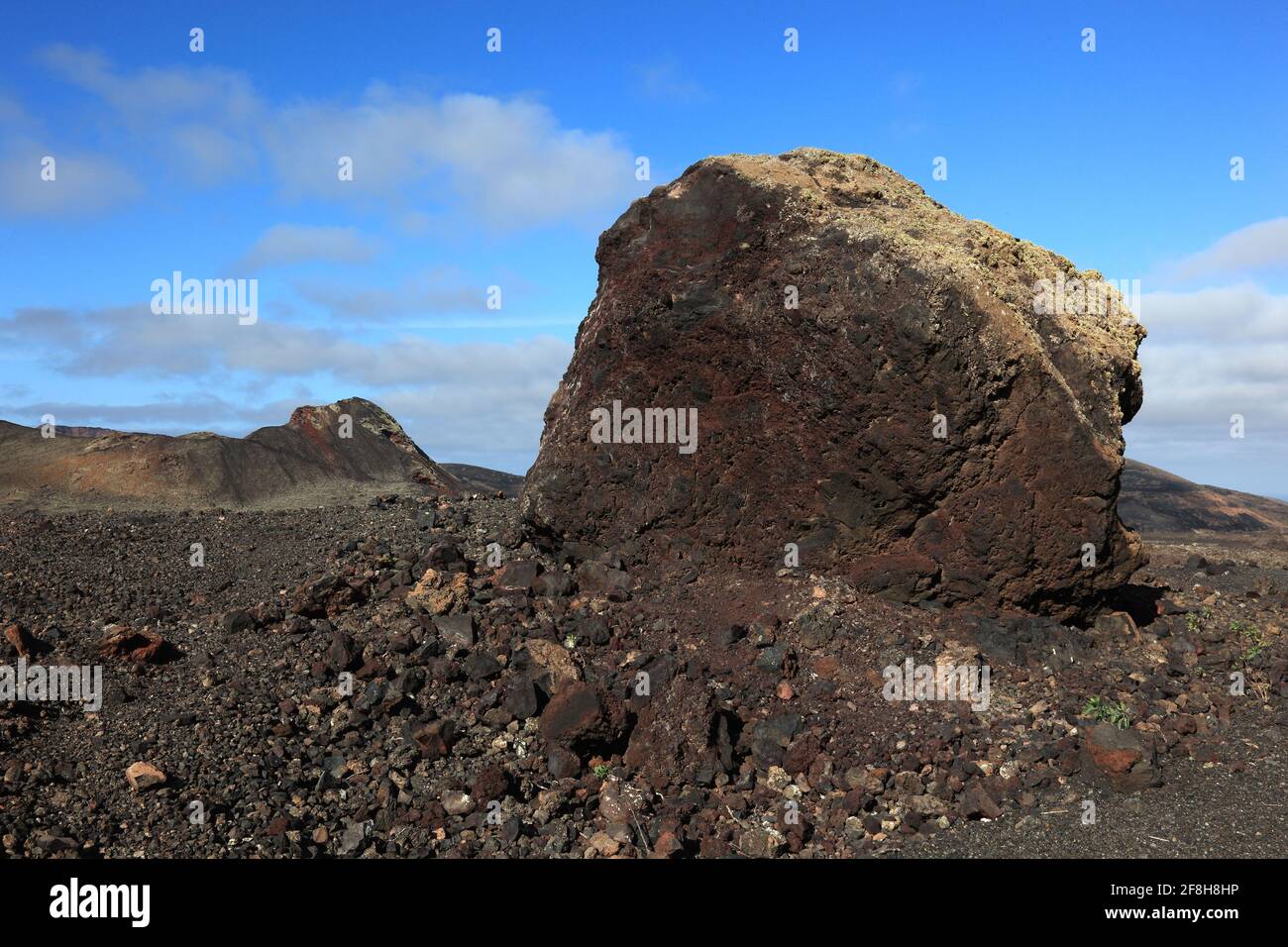 Vulkanbombe, Montana Colorada, Parque Natural de los Vulcanes, Landschaft bei Montano Colorada, farbiger Berg, erloschter Vulkan, Lanzarote, Kanarienvögel i. Stockfoto