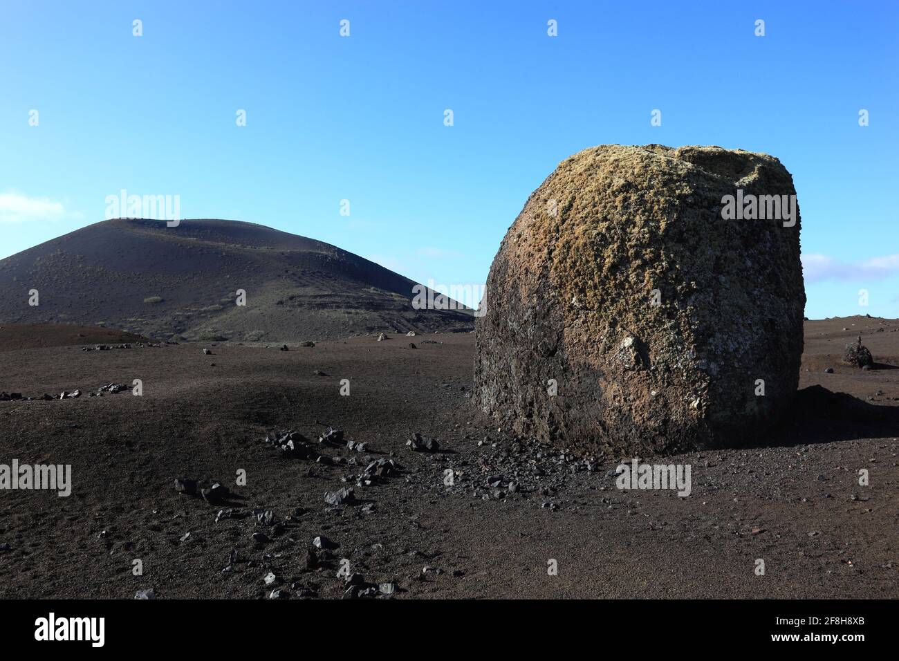 Vulkanbombe, Montana Caolorada, Parque Natural de los Vulcanes, Landschaft bei Montano Colorada, farbige Berge, erloschter Vulkan, Lanzarote, Kanarienvögel Stockfoto