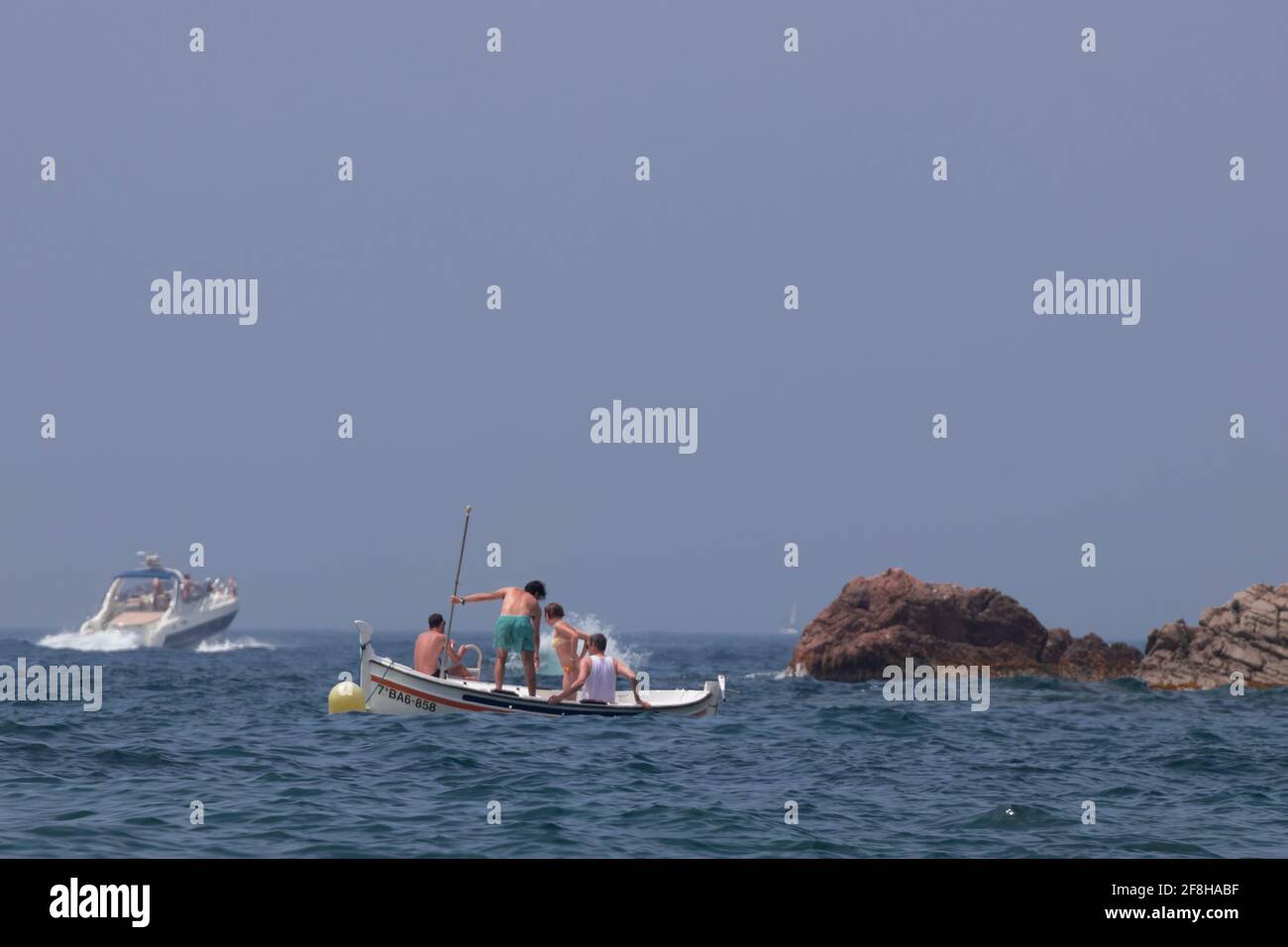 Bootstouristen an der costa brava an einem sonnigen Sommer Tag Stockfoto