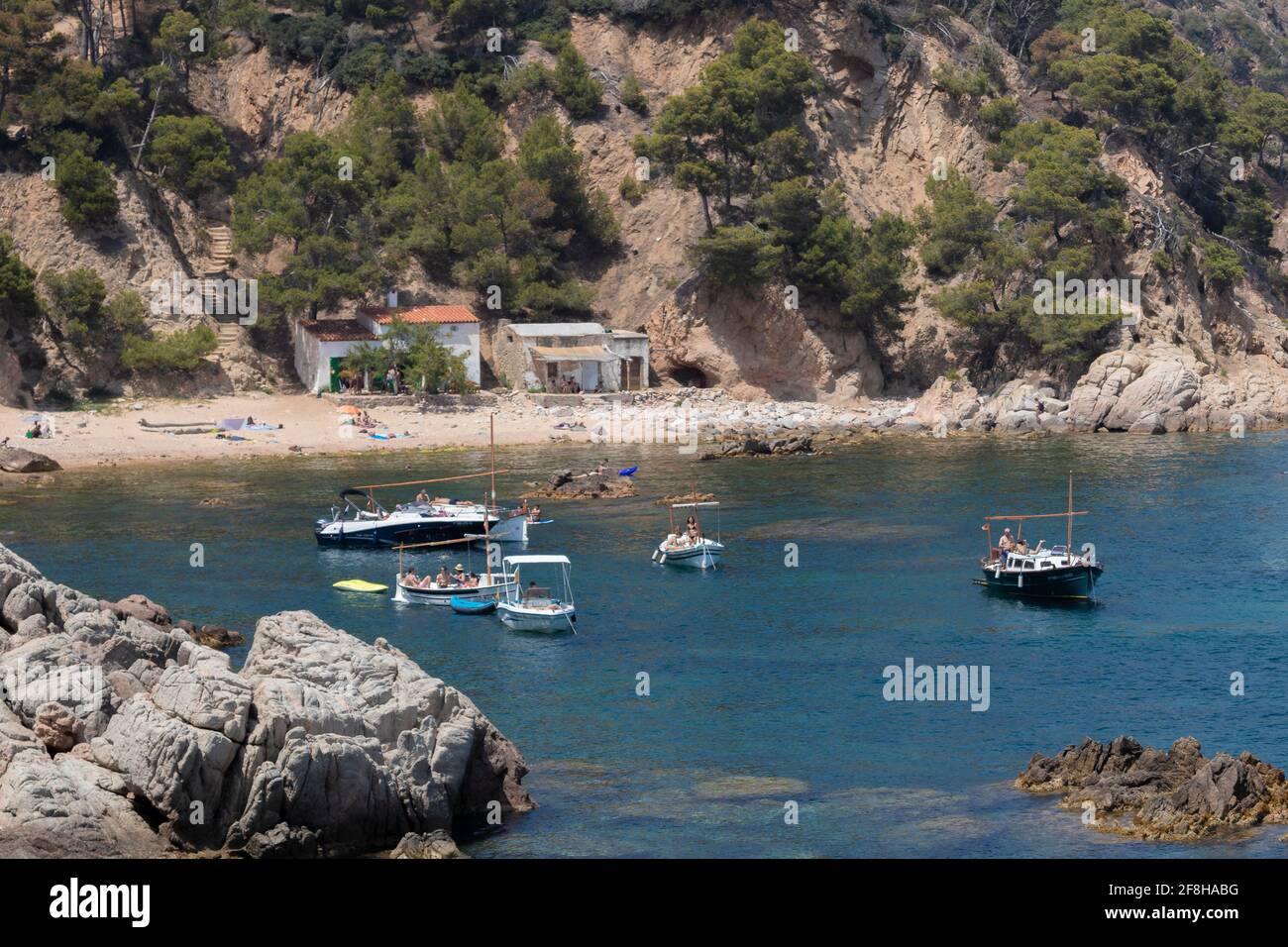 Bootstouristen an der costa brava an einem sonnigen Sommer Tag Stockfoto