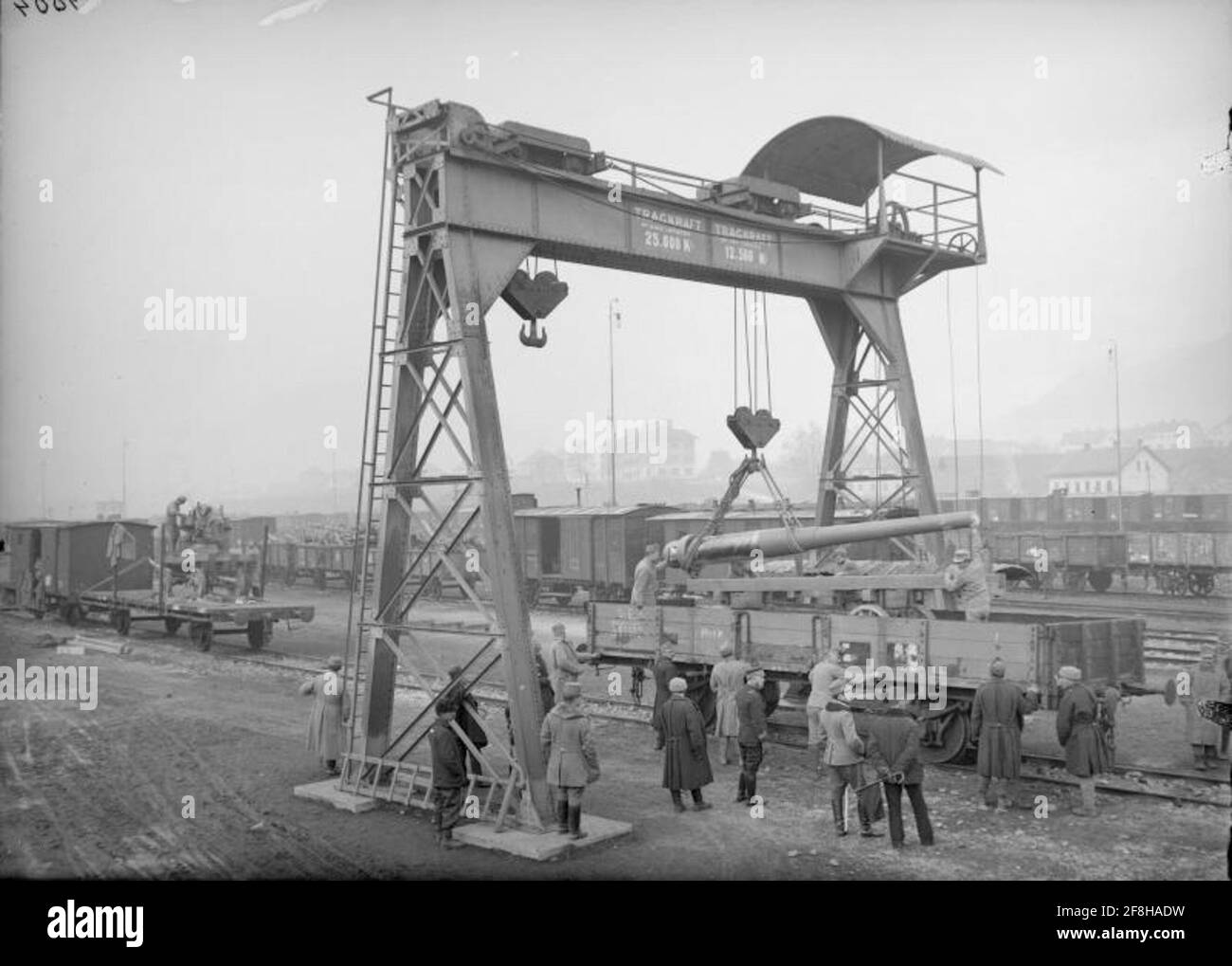 Verladung des 15cm 4/40 Marinegewehrs am Bahnhof Villach X. Armeecommando Rohr. Stockfoto