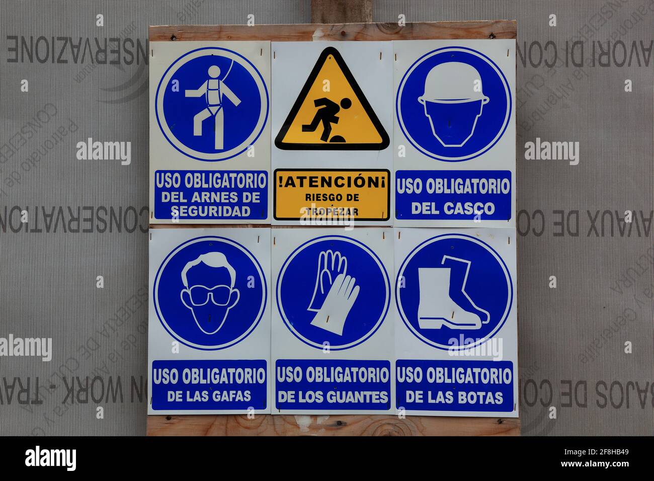 Spanien, Zeichen auf einer Baustelle in Spanisch, Atención, uso Obligatorio, Schutzhandschuhe, Schutzbrille, Schutzhelm Stockfoto