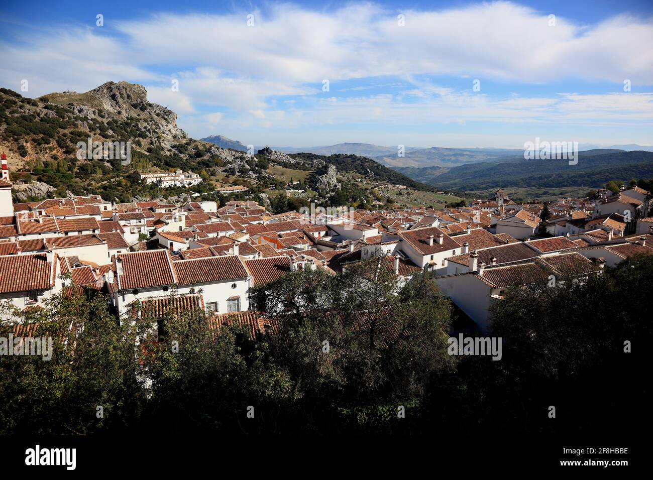 Spanien, Andalusien, Stadt Grazalema in der Provinz Cáditz, an der Ruta de los Pueblos Blancos, Straße zu den Weißen Städten Andalusiens, Blick auf das Dorf Stockfoto