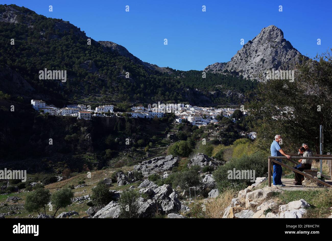 Spanien, Andalusien, Stadt Grazalema in der Provinz Cáditz, an der Ruta de los Pueblos Blancos, Straße zu den Weißen Städten Andalusiens, Blick auf das Dorf, i Stockfoto