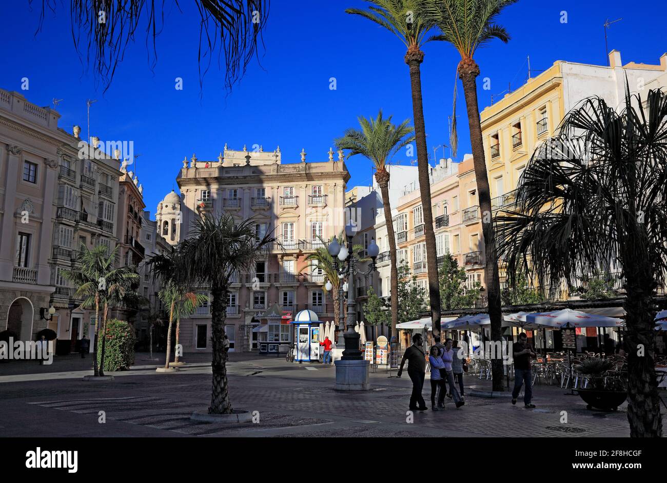 Spanien, Andalusien, Stadt Cadiz, Gebäude an der Plaza de San Juan de Dios Stockfoto Spanien, Andalusien, Stadt Cadiz, Gebäude an der Plaza de San Juan de Dios Stockfoto