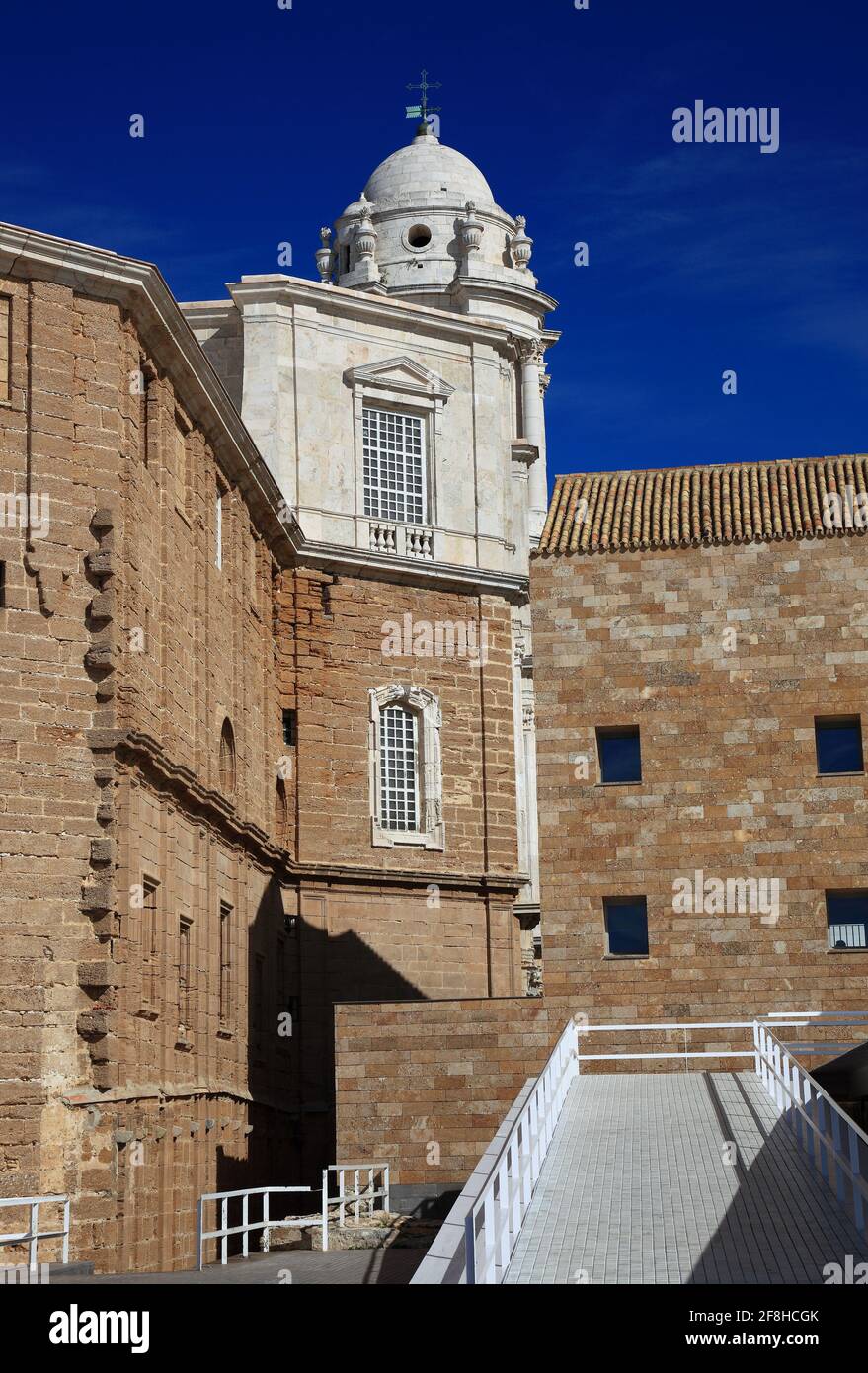 Spanien, Andalusien, Stadt Cáediz, Catedral, von der Küste aus Stockfoto