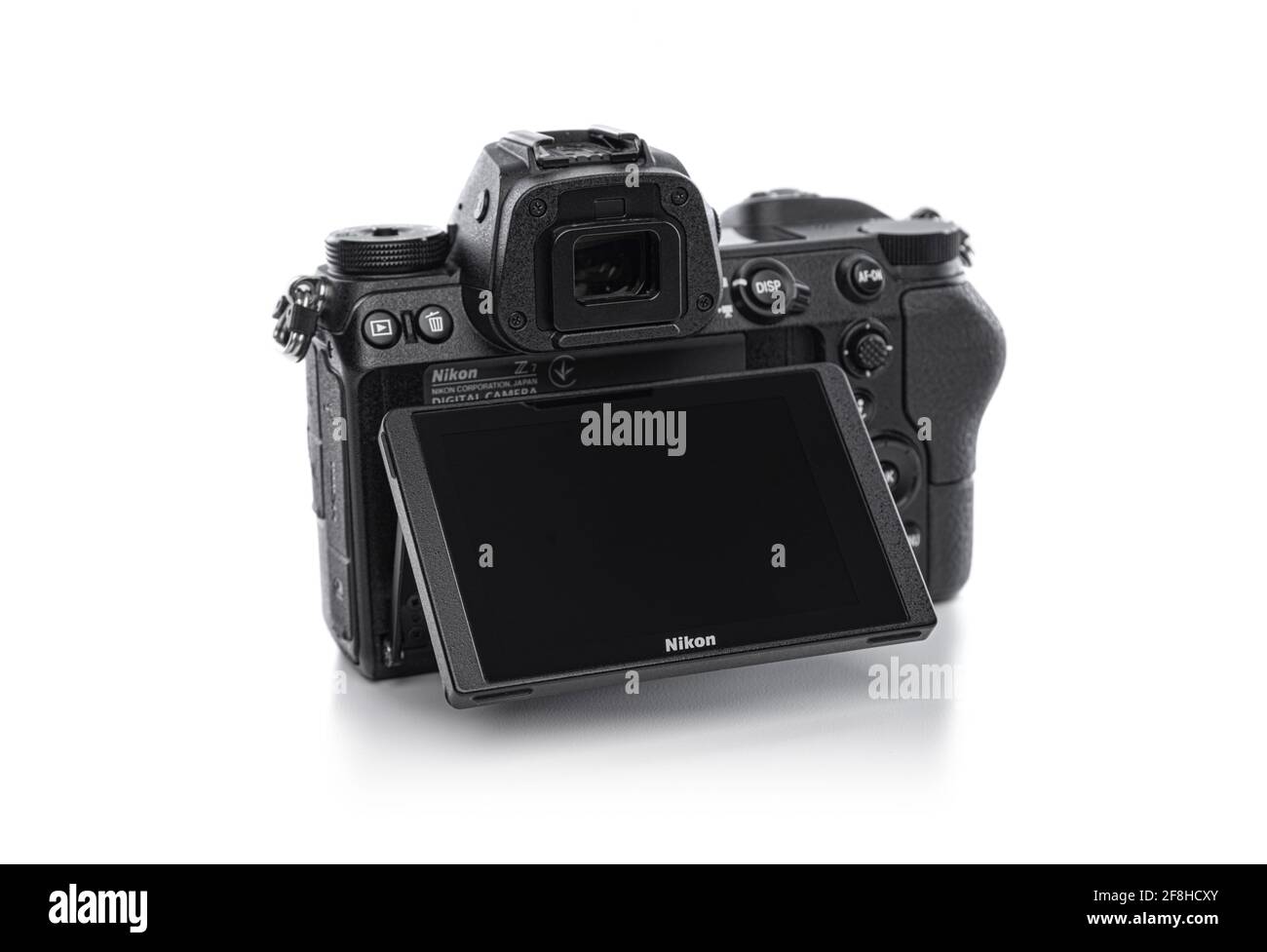 Nikon Z7 erste spiegellose Kamera ohne Objektiv der Firma Nikon auf weißem Hintergrund. Stockfoto