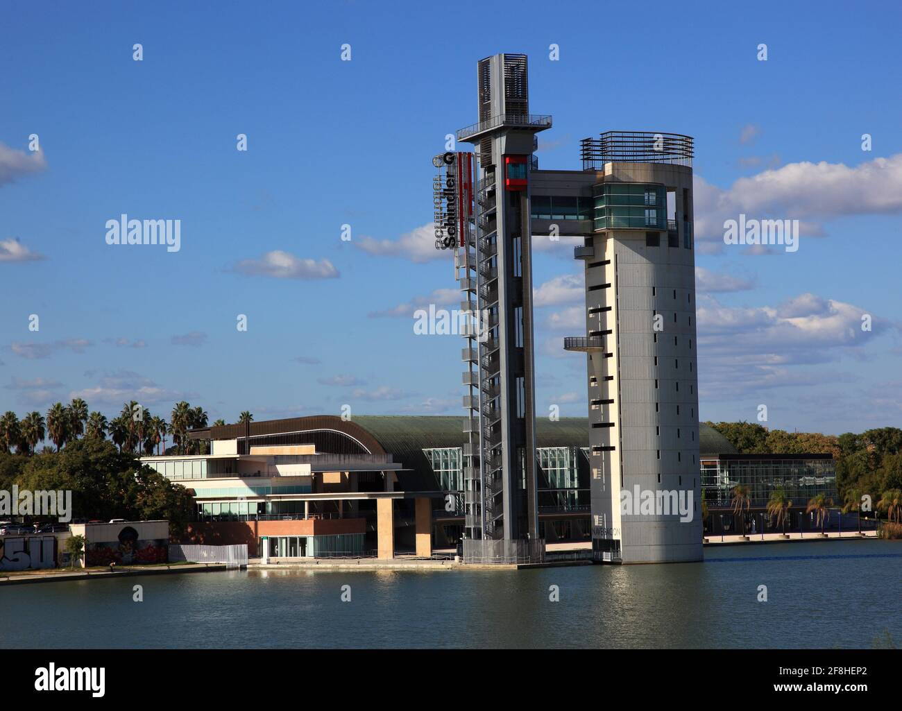 Spanien, Andalusien, Sevilla, Industriegebäude am Fluss Guadalquivir Stockfoto