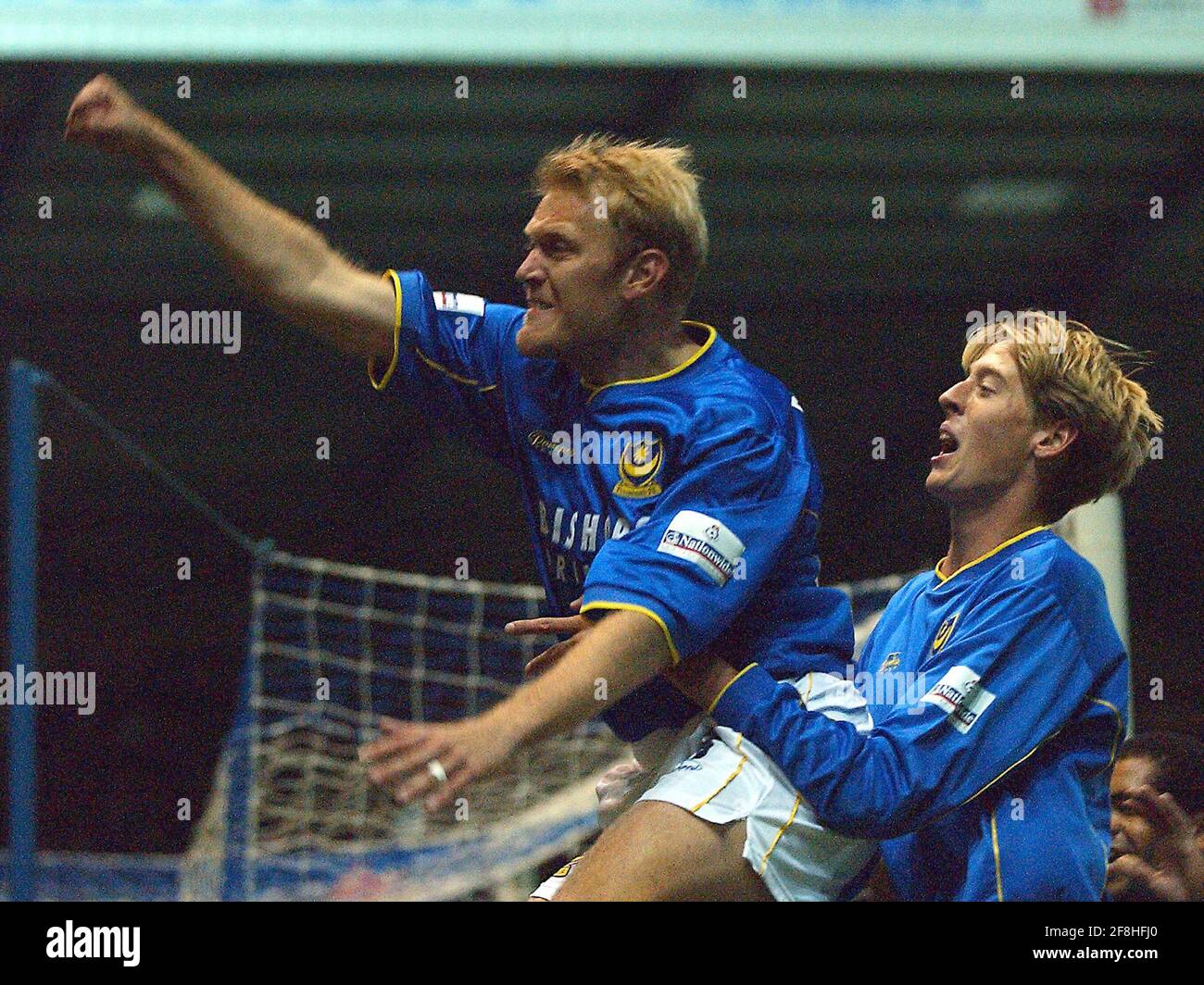 PORTSMOUTH V WEST BROM ROBERT PROSINECKI PUNKTET FÜR PORTSMOUTH. PIC MIKE WALKER, 2001 Stockfoto