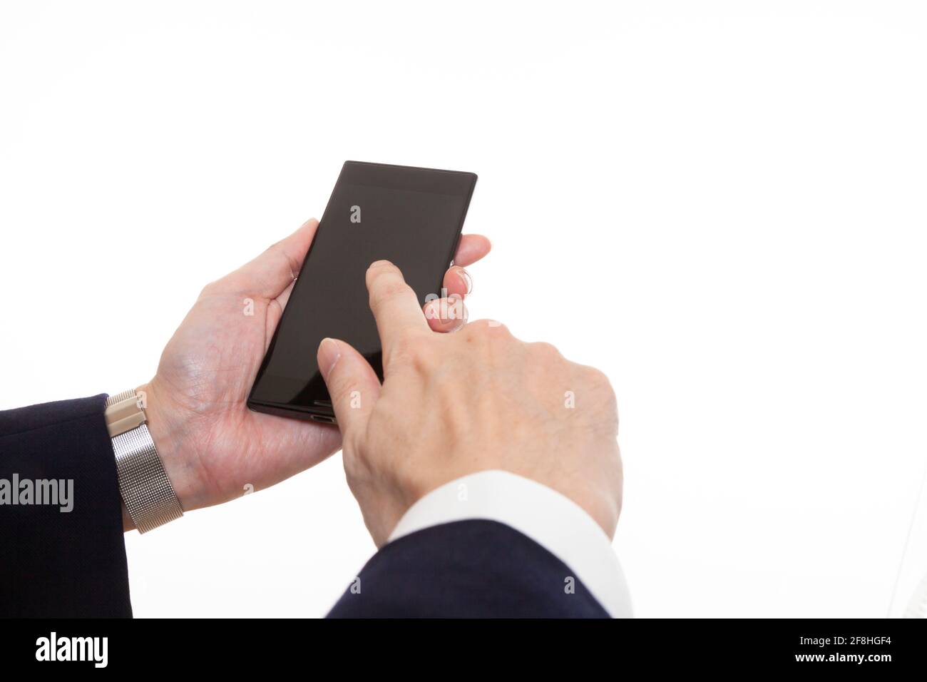 Bedienen Sie ein Smartphone EIN Mann in einem Anzug Stockfoto