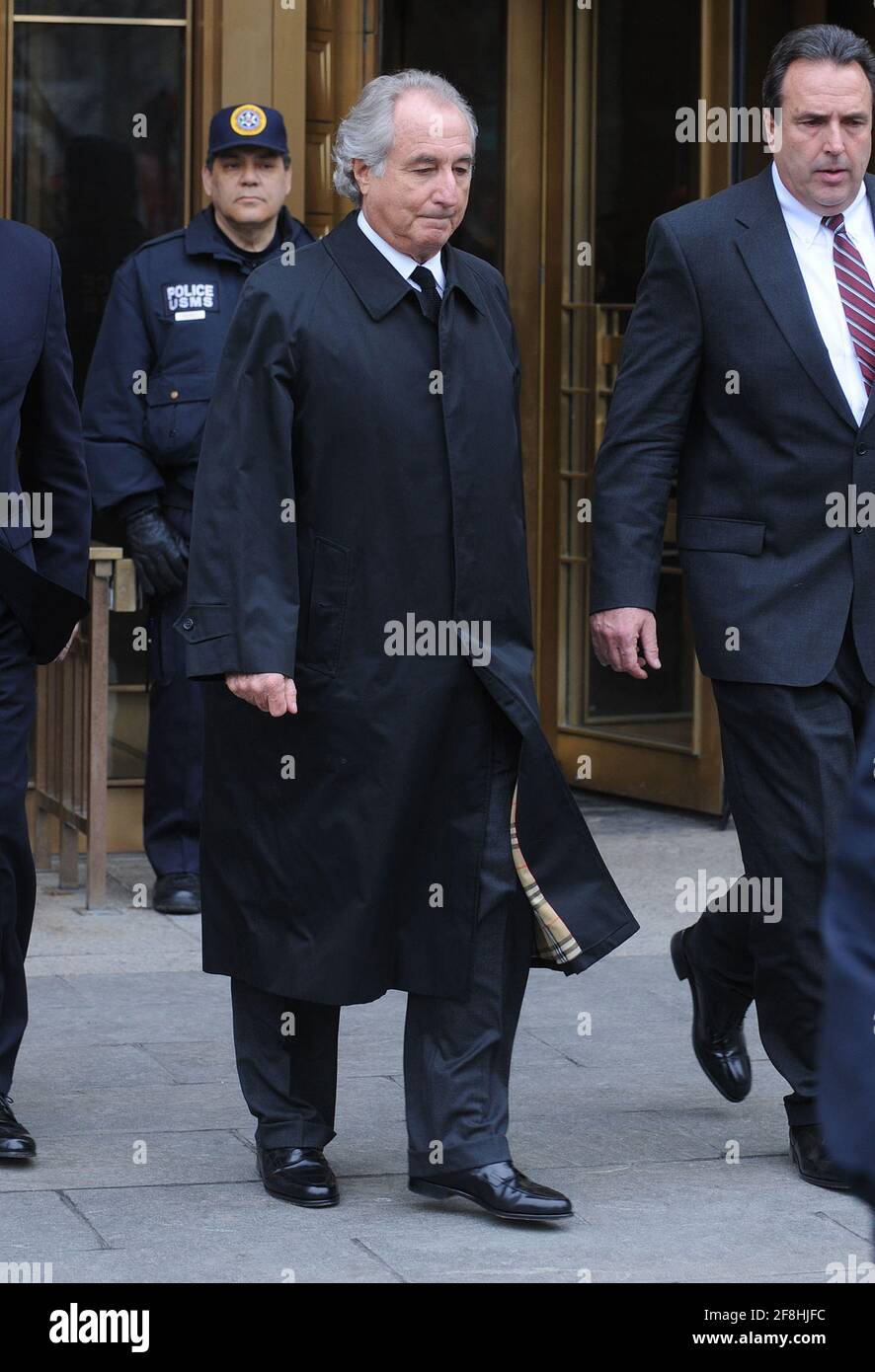 **DATEI FOTO** Bernie Madoff ist verstorben. Bernard Madoff wurde heute Nachmittag in New York City vor dem Bundesgericht wegen einer Anhörung über potenzielle Interessenkonflikte bezüglich seines Anwalts gesehen. 10. März 2009. Quelle: Dennis Van Tine/MediaPunch Stockfoto