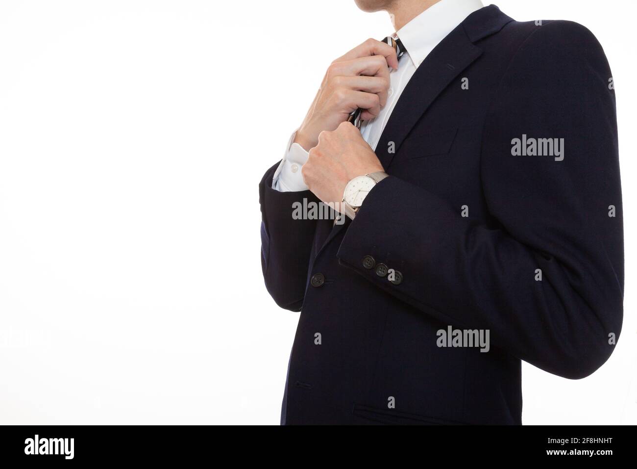 Der Oberkörper einer Geschäftsperson, die einen trägt Krawatte Stockfoto
