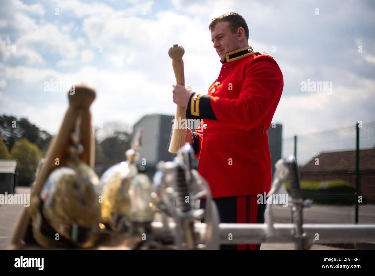 Ein Soldat aus dem Haushalt Calvary Life Guards bereitet seine Uniform vor, bevor er für die Beerdigung des Herzogs von Edinburgh auf dem Drill Square im Army Training Center Pirbright in Woking, Surrey, Proben. Die Beerdigung des Herzogs wird am Samstag im Schloss Windsor nach seinem Tod im Alter von 99 Jahren am 10. April stattfinden. Bilddatum: Mittwoch, 14. April 2021. Stockfoto