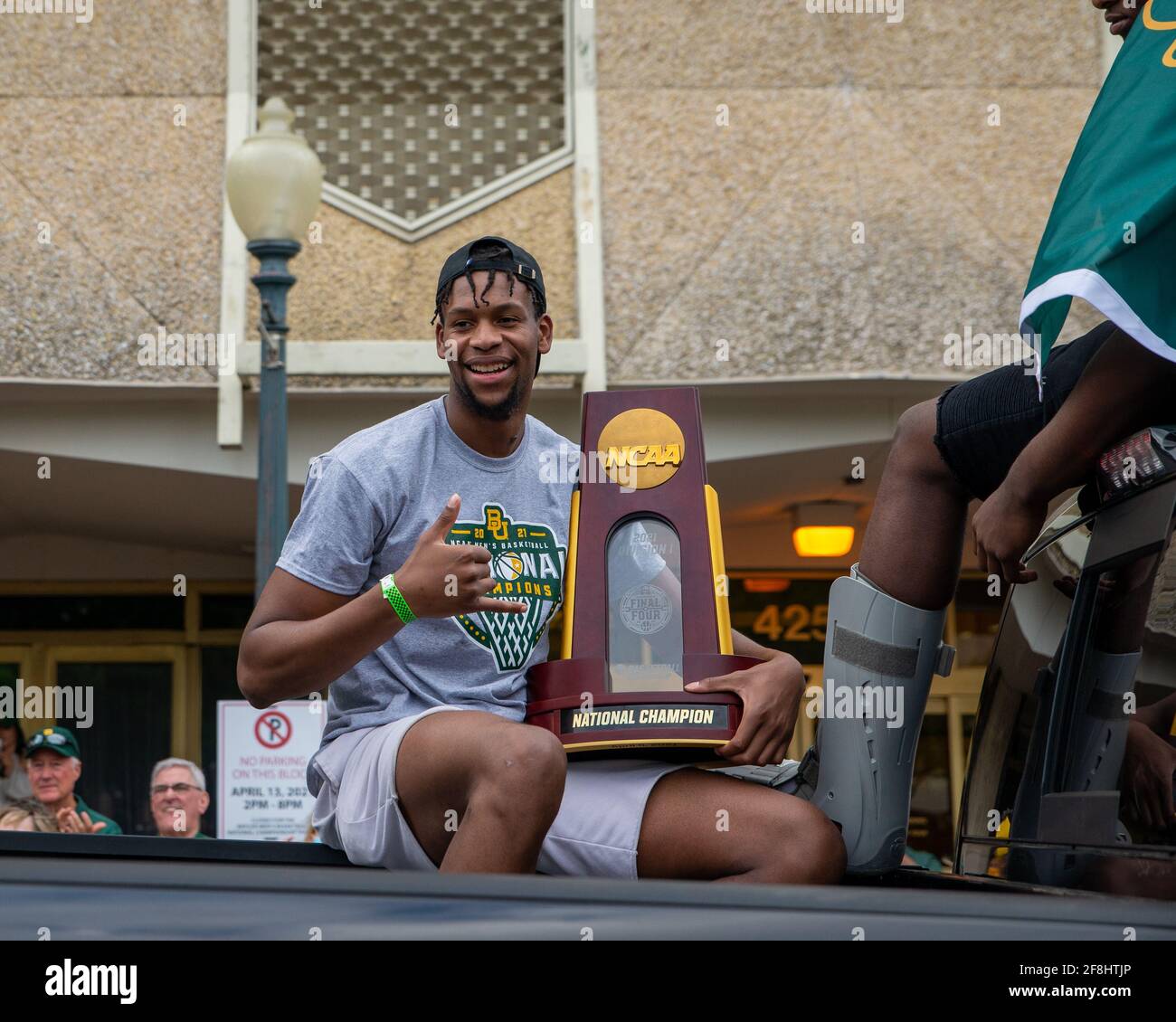 Flo Thamba hält die NCAA Championship Trophy während der Männer Basketball Championship Parade am Dienstag, 13. April 2021 in Waco, TX. Am 5. April 2021 schlug das Baylor Männer Basketball Team die zuvor unerschrockte Gonzaga Bulldogs, um das NCAA Division I Männer Basketball Turnier zu gewinnen. (Foto von Jennifer Lake/Sipa USA) Quelle: SIPA USA/Alamy Live News Stockfoto
