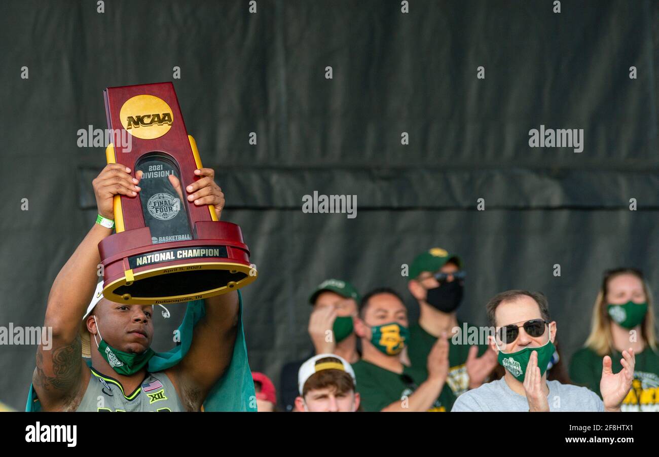 Mark Vital, Senior der Baylor University, hält die NCAA Championship Trophy während der Männer-Basketball-Championship-Show am Dienstag, den 13. April 2021 in Waco, TX, entgegen. Am 5. April 2021 schlug das Baylor Männer Basketball Team die zuvor unerschrockte Gonzaga Bulldogs, um das NCAA Division I Männer Basketball Turnier zu gewinnen. (Foto von Jennifer Lake/Sipa USA) Quelle: SIPA USA/Alamy Live News Stockfoto