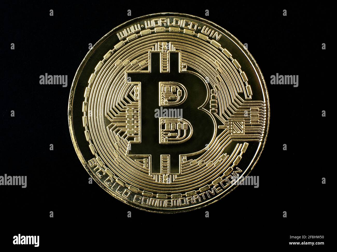 Vergoldete Bitcoin-Münze auf schwarzem Hintergrund Stockfoto