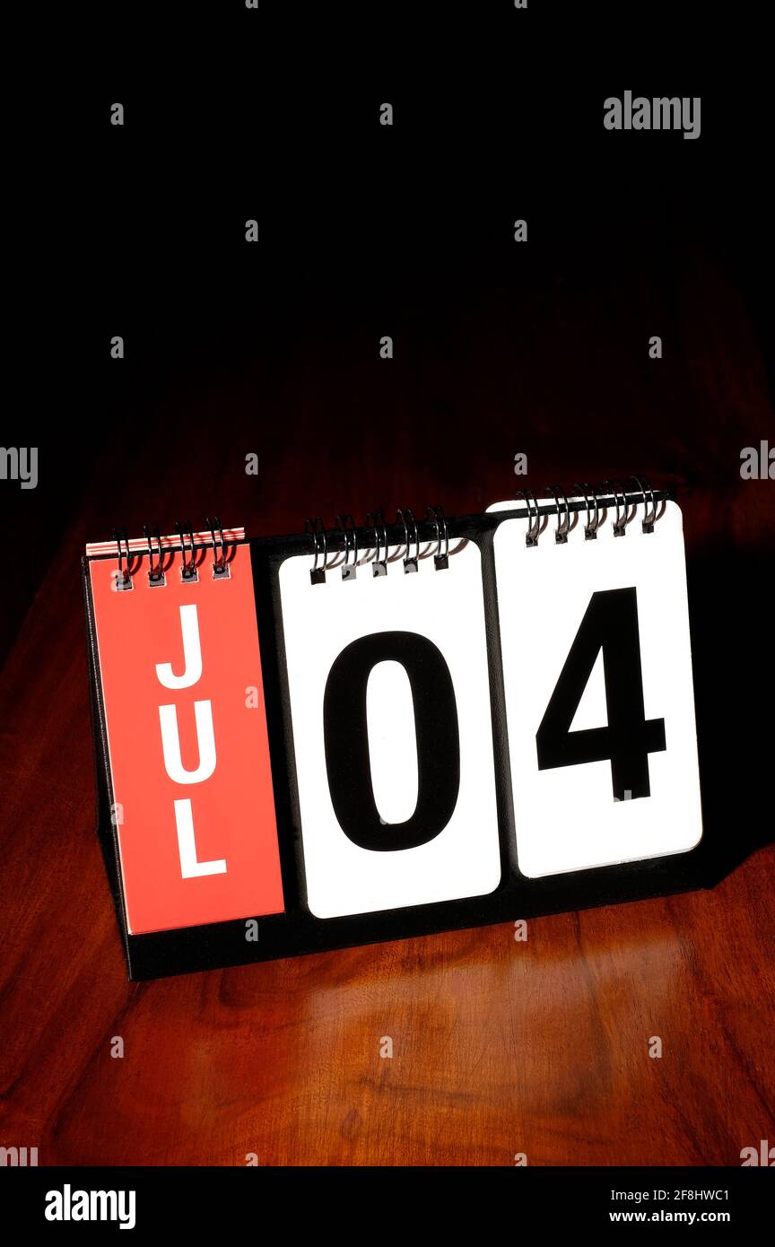 am 4. juli, um den Desktop-Kalender anzuzeigen Stockfoto