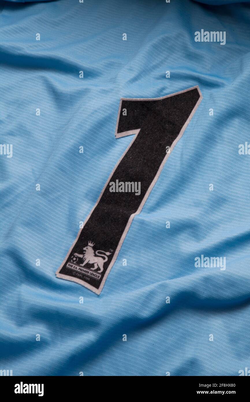 Torhüter-Fußballtrikot mit der Nummer 1 auf dem Rücken. Premier League-Logo von 1996 Stockfoto