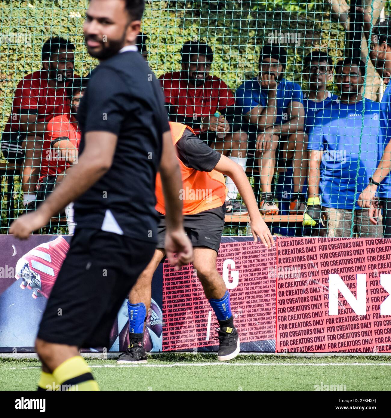 Neu Delhi, Indien - Juli 19 2019: Fußballspieler der lokalen Fußballmannschaft während des Spiels in der regionalen Derby-Meisterschaft auf einem schlechten Fußballplatz. Heißer Moment von Stockfoto