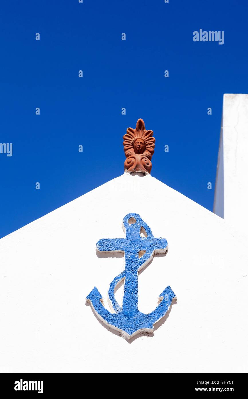 Anker in hellblauer Farbe, geformt auf einem Giebel eines traditionellen Hauses in Parikia, Insel Paros, Griechenland, Europa. Stockfoto
