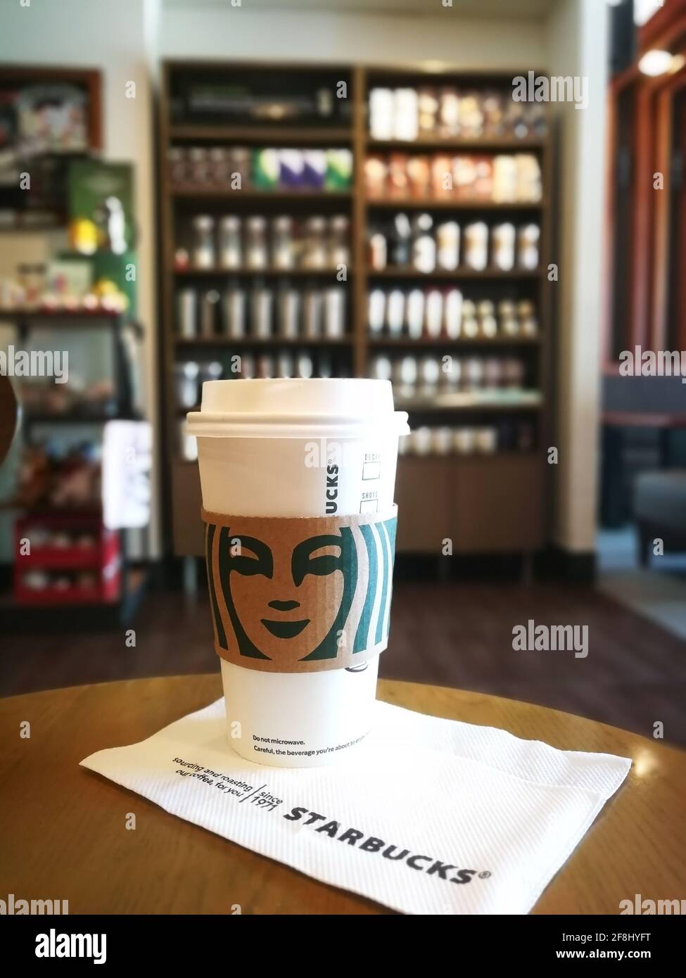 Weiße Starbucks Einweg-Kaffeetasse Stockfoto