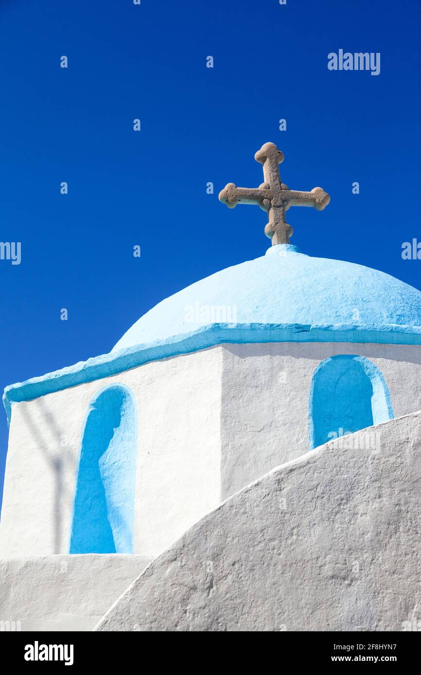 Traditionelle hellblaue Kuppel einer griechisch-orthodoxen Kirche, typisch für die lokale Architektur der Kykladen-Inseln, hier im Dorf Parikia, Paros Stockfoto