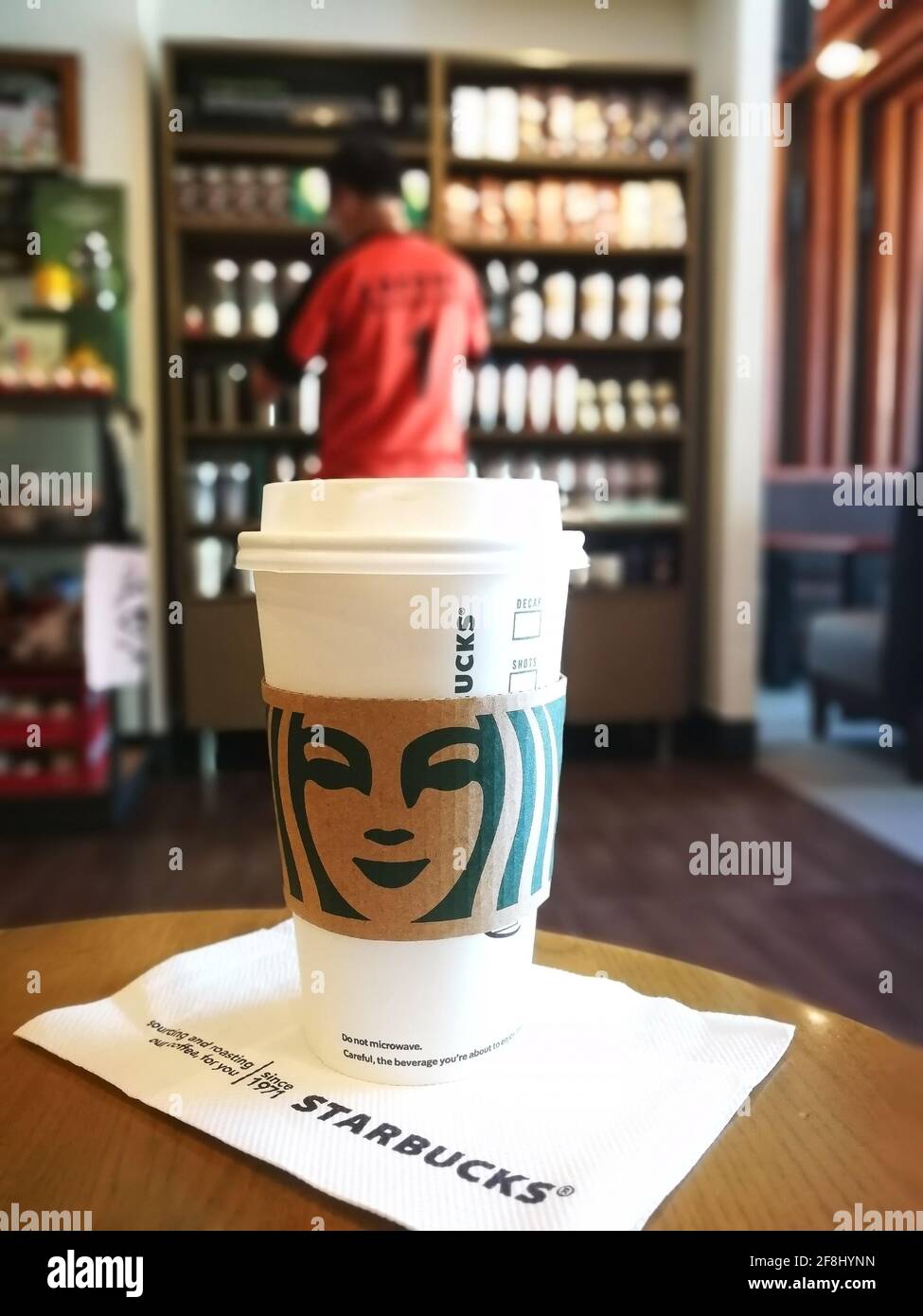Weiße Starbucks Einweg-Kaffeetasse Stockfoto