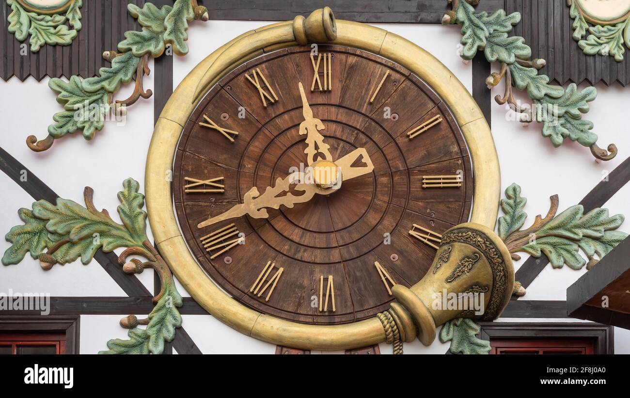 Gernrode, Deutschland. April 2021. Blick auf das Zifferblatt einer überdimensionalen Uhr. Sie gehört mit einer Höhe von 14.50 Metern zur größten Kuckucksuhr außerhalb des Schwarzwaldes. Die Uhr befindet sich im Uhrmuseum Harz in Gernrode. Quelle: Stephan Schulz/dpa-Zentralbild/ZB/dpa/Alamy Live News Stockfoto