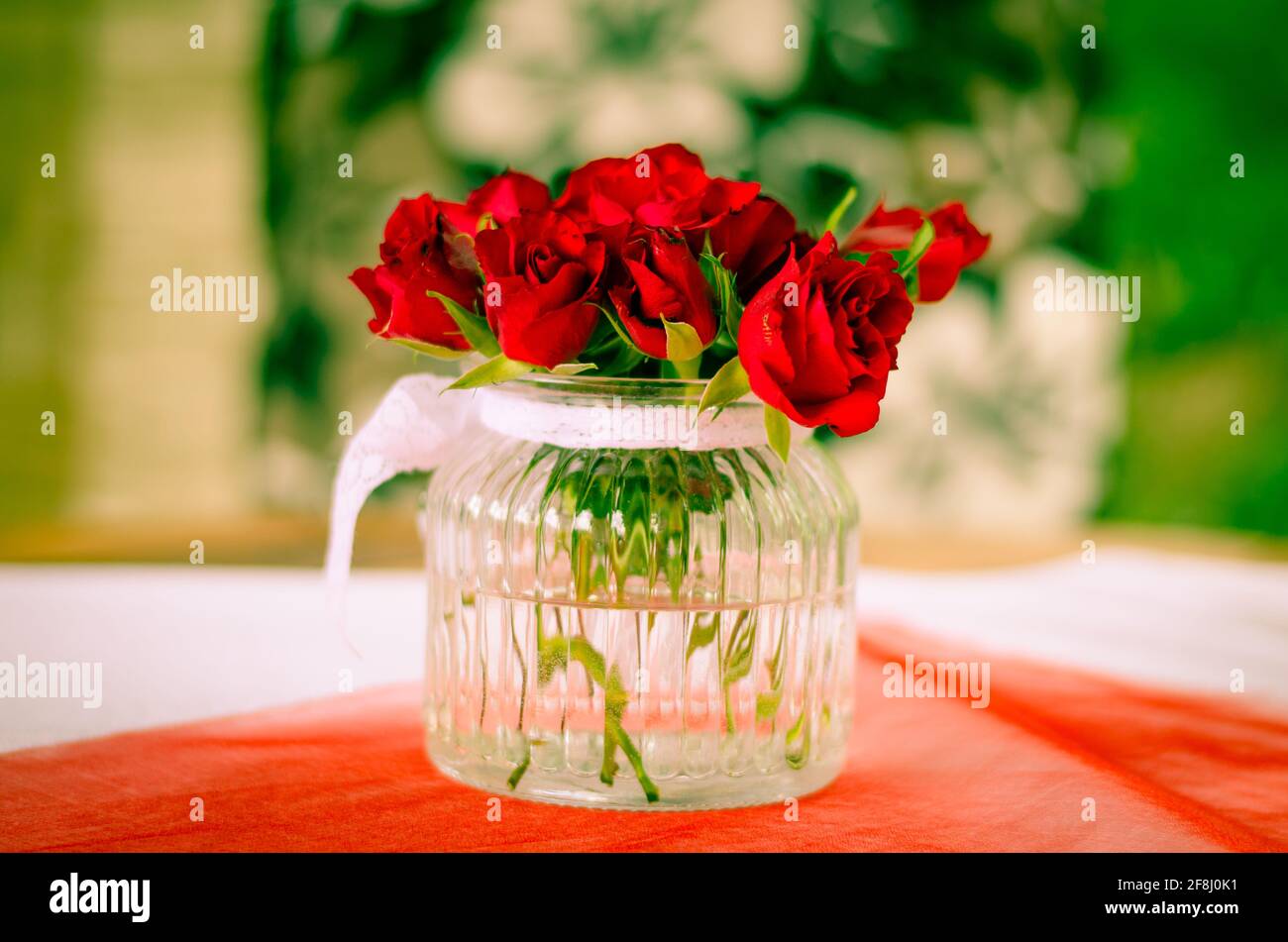 Strauß roter Rosen in Vase-Dekoration Stockfoto