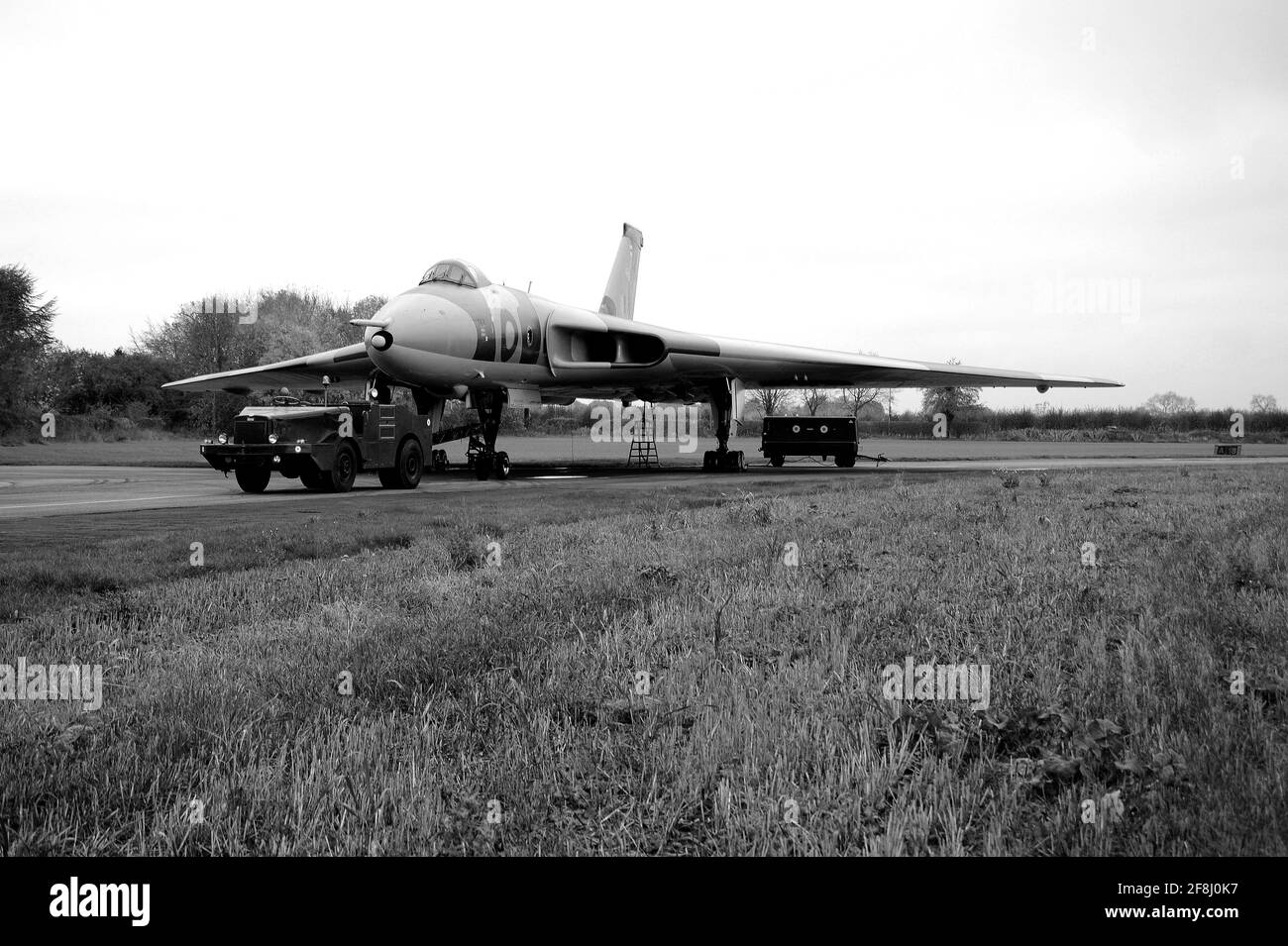 XM655, Aircraft Tug und Re-enactors am Wellesbourne Airfield. Stockfoto