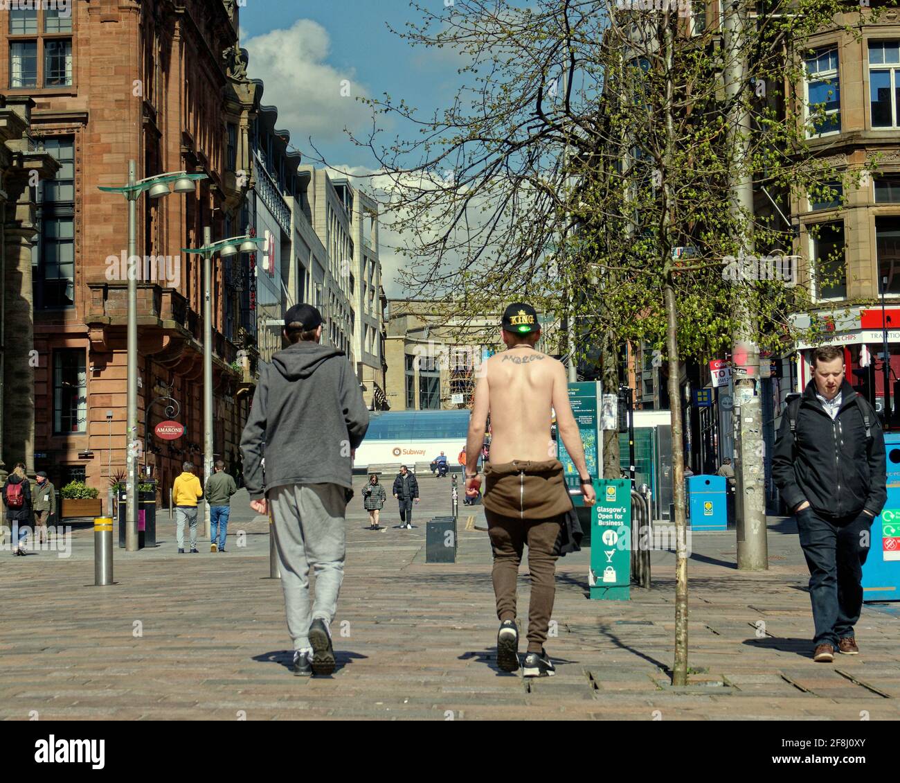 Glasgow, Schottland, Großbritannien. 14. April 2021. Wetter in Großbritannien: Das Wetter im Stadtzentrum ist so sonnig, als die Menschen die Stilmeile buchanan stret mit den Stufen oben als Bänke mit Aussicht nutzten. Quelle: Gerard Ferry/Alamy Live News Stockfoto