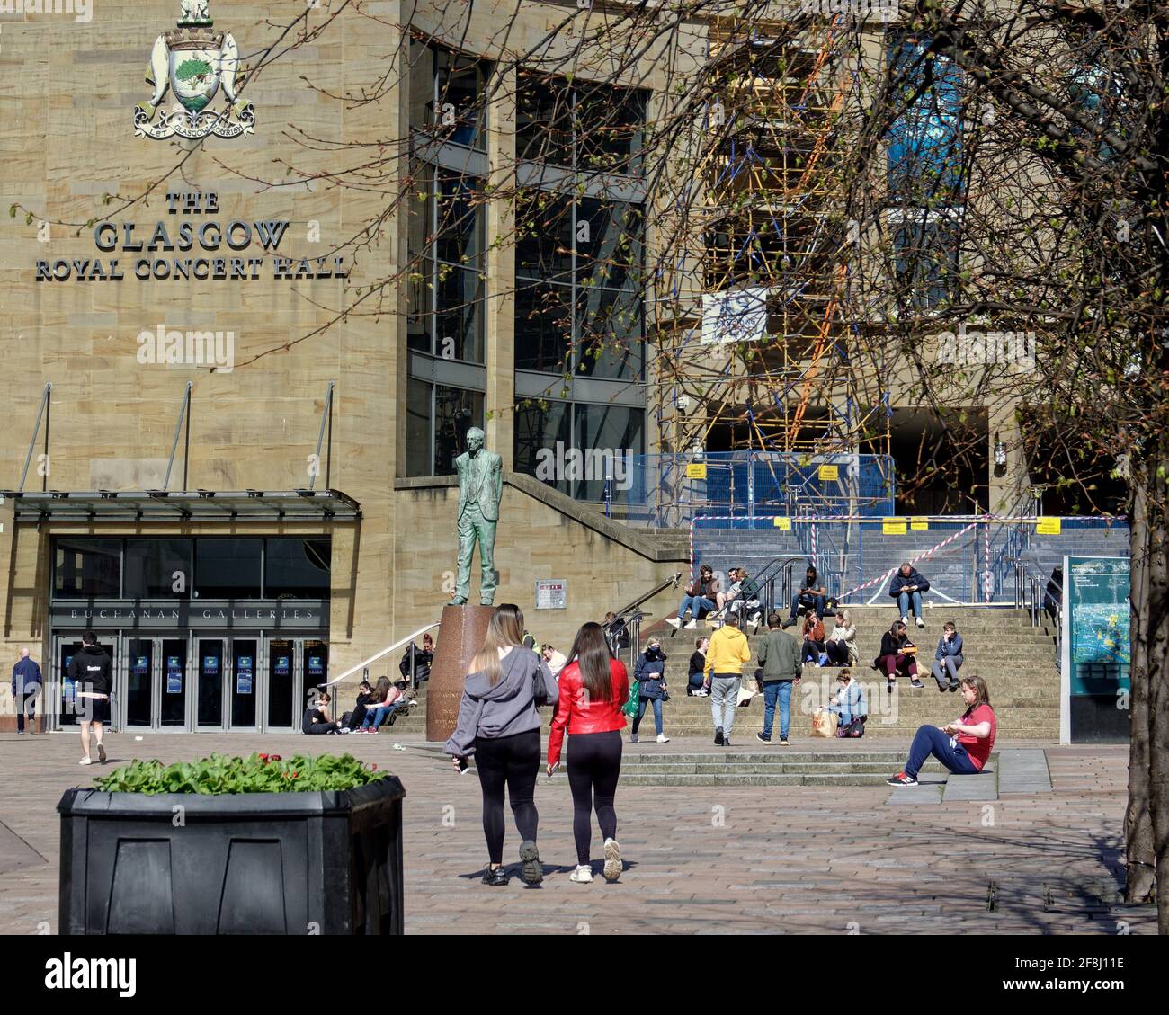 Glasgow, Schottland, Großbritannien. 14. April 2021. Wetter in Großbritannien: Sonnig im Stadtzentrum, während die Menschen die Stilmeile buchanan stret mit den Stufen an der Spitze als Bänke mit Aussicht genutzt gingen. Quelle: Gerard Ferry/Alamy Live News Stockfoto