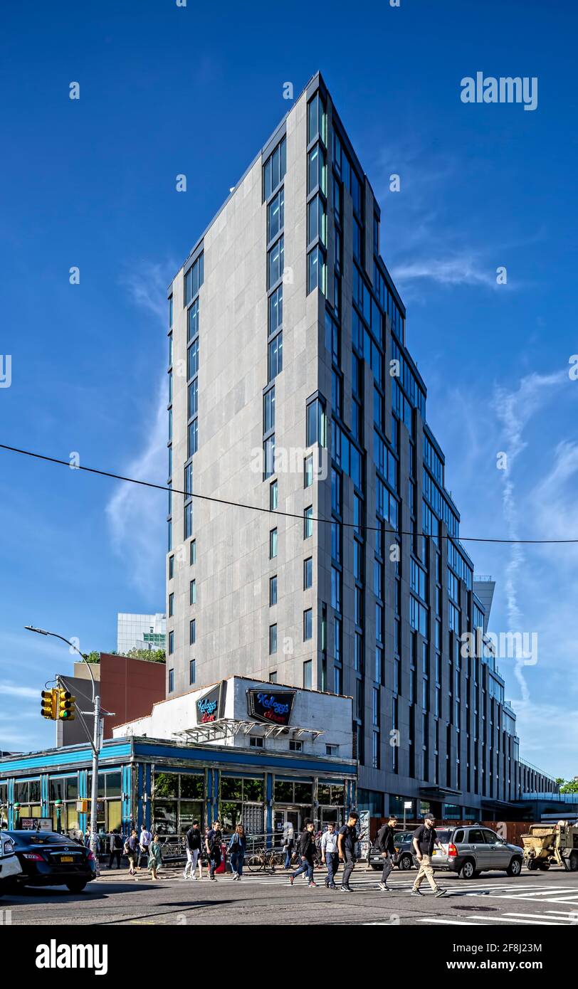 500 Metropolitan Avenue, ein Hotel/Wohnkomplex in Williamsburg, Brooklyn. Das Hotel Indigo befindet sich in den unteren Etagen, die Apartments liegen darüber. Stockfoto