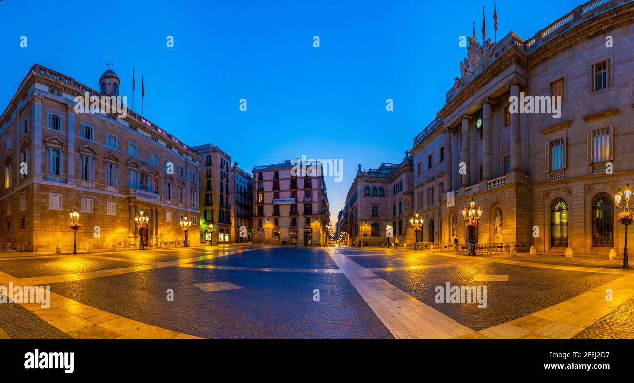 Sonnenaufgang Blick auf den Palau de la generalitat und das Rathaus auf der plaza sant jaume in Barcelona, Spanien. Stockfoto