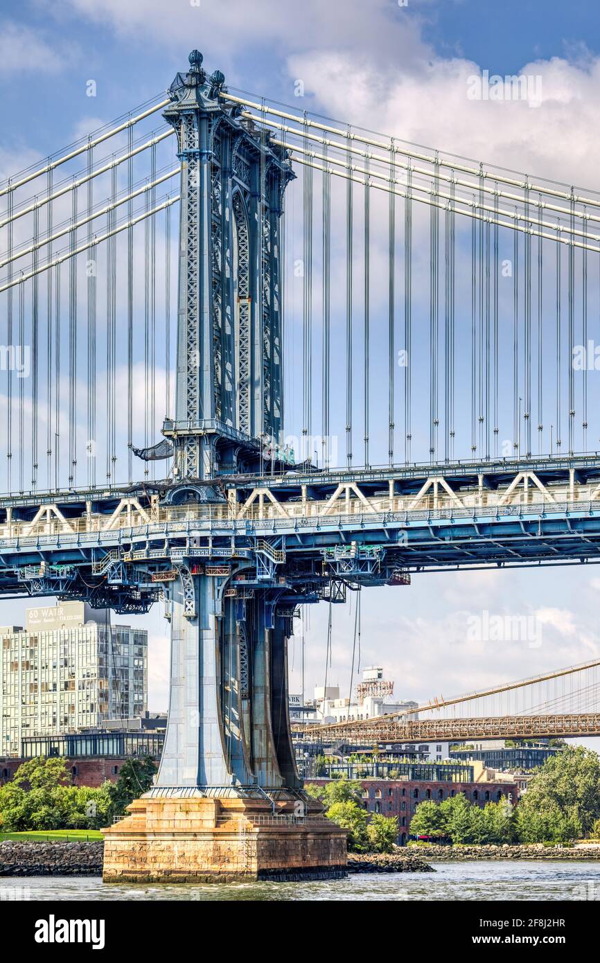Die Manhattan Bridge verbindet die Lower East Side von Manhattan mit der Brooklyn DUMBO (Down Under Manhattan Bridge Overpass). Stockfoto